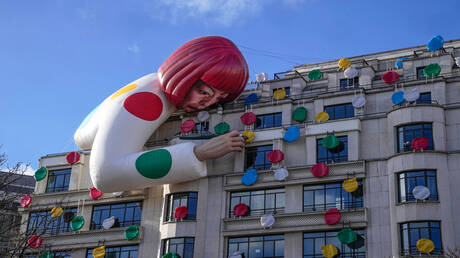 رحيل أيقونة البولكا.. وفاة الفنانة اليابانية يايوي كوساما عن 97 عاما