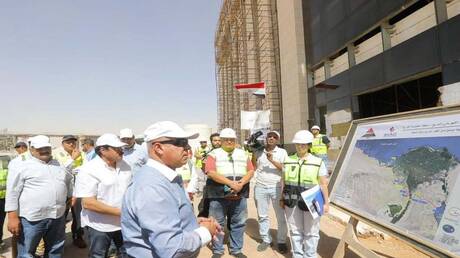 حوار مثير للجدل بين وزير النقل المصري ومهندسة