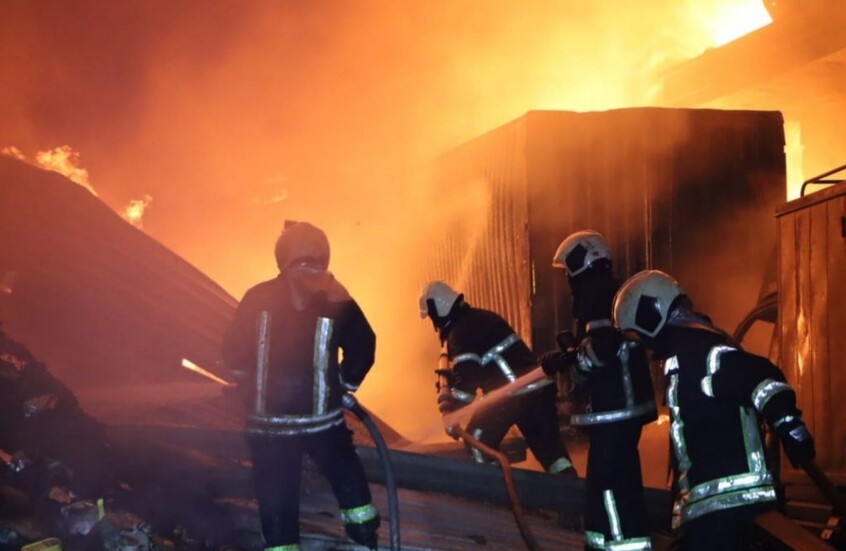 11 فرقة إطفاء تكافح حريقا ضخما في مستودع للزيوت والمواد الغذائية بحلب (صور)