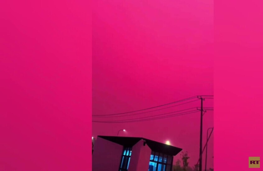 الصين.. مشاهد غير مألوفة لسماء ذات لون الأحمر في مقاطعة جيانغسو