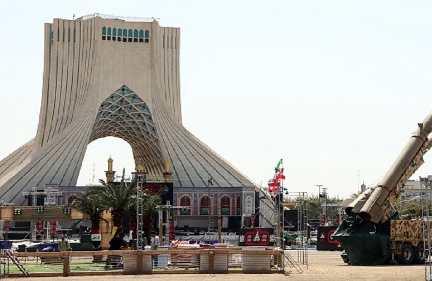 الجيش الإيراني يعلن استهداف قاعدة أميركية في البحرين بهجوم واسع بالطائرات المسيرة