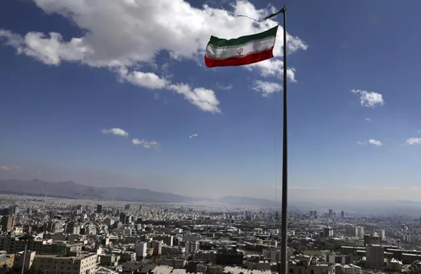 إيران: القصف الأمريكي "جرائم حرب" وندعو دول المنطقة لعدم تسهيل العدوان