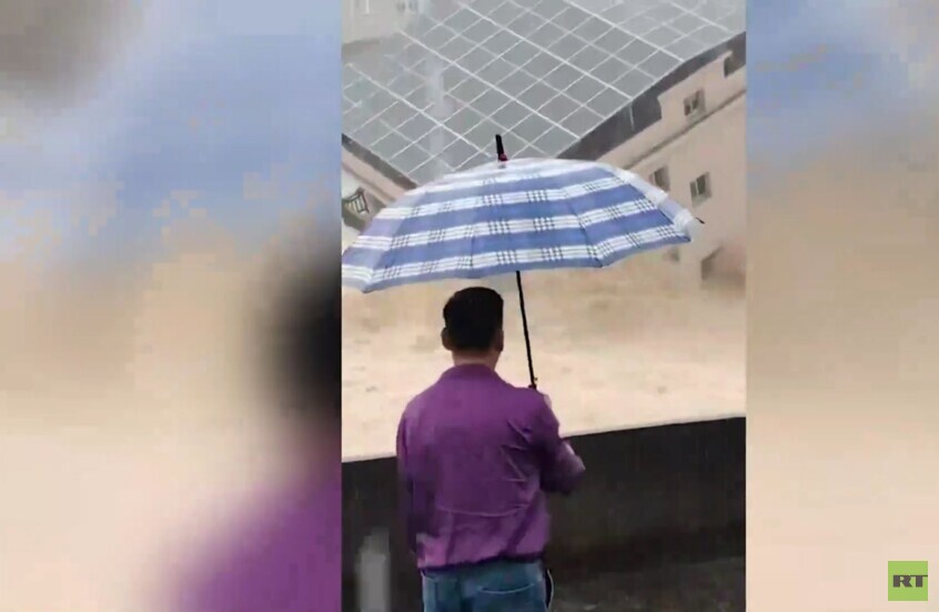 الصين.. فيضانات إعصار "ساوديل" تتسبب بانهيار مبنى