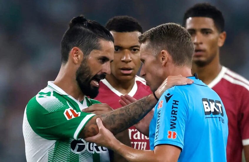 قناة ريال مدريد تشن هجوما لاذعا على التحكيم بعد الخسارة أمام ريال بيتيس (فيديو)