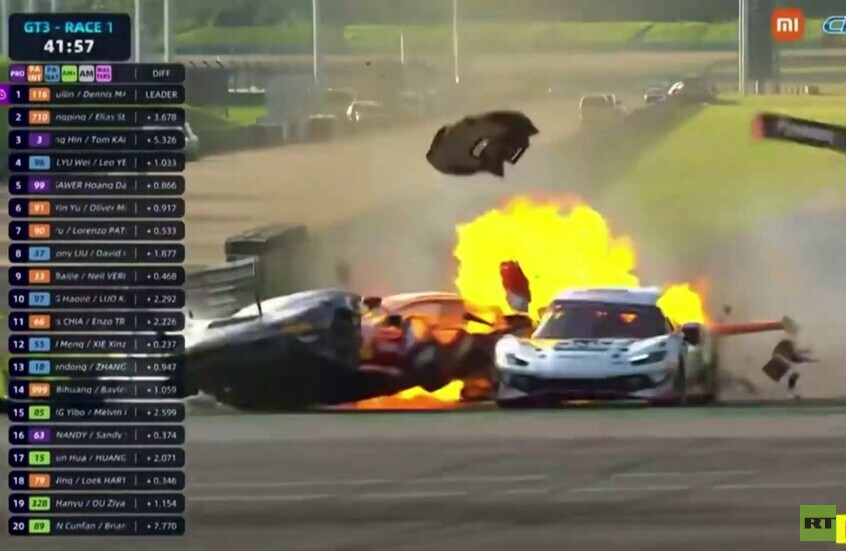 الصين.. تصادم عنيف يشعل سيارة خلال سباق "China GT"