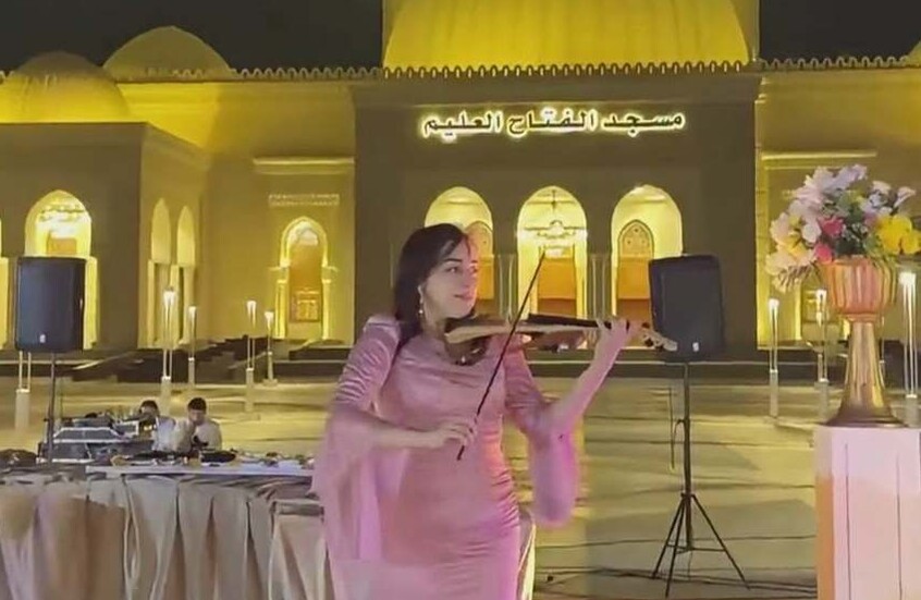 مجسم مصحف وعازفة كمان ورقص.. حفل عقد قران يهز منصات التواصل في مصر