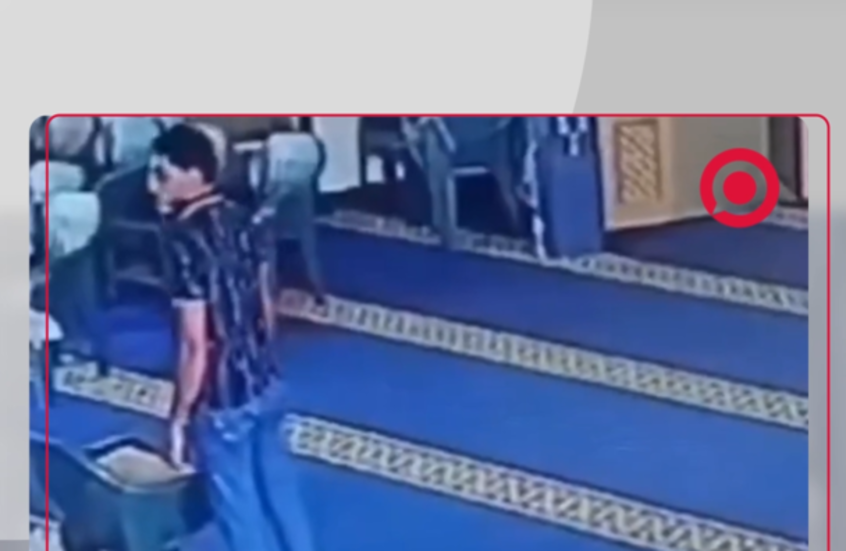 كاميرات مراقبة ترصد لحظة سرقة صندوق تبرعات من مسجد في مصر