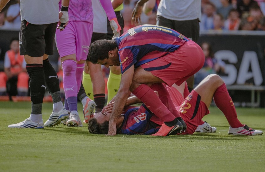 لاعب برشلونة يتسبب في كسر أنف زميله خلال المباراة