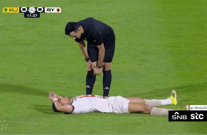 ضربة لمنتخب مصر ونادي الرياض.. تريزيغيه يغادر مباراة الخليج باكيا (فيديو)