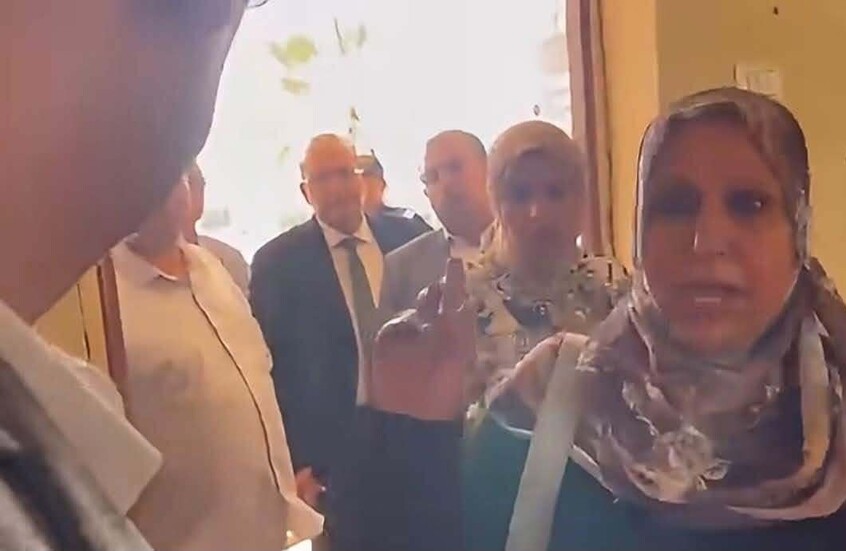 مديرة مدرسة مصرية تحرج مسؤولا.. ومطالب بتكريمها من الدولة