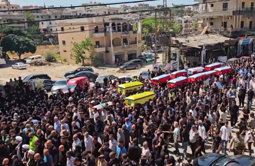لبنان.. تشييع عائلة كاملة قُتل أفرادها في غارة إسرائيلية