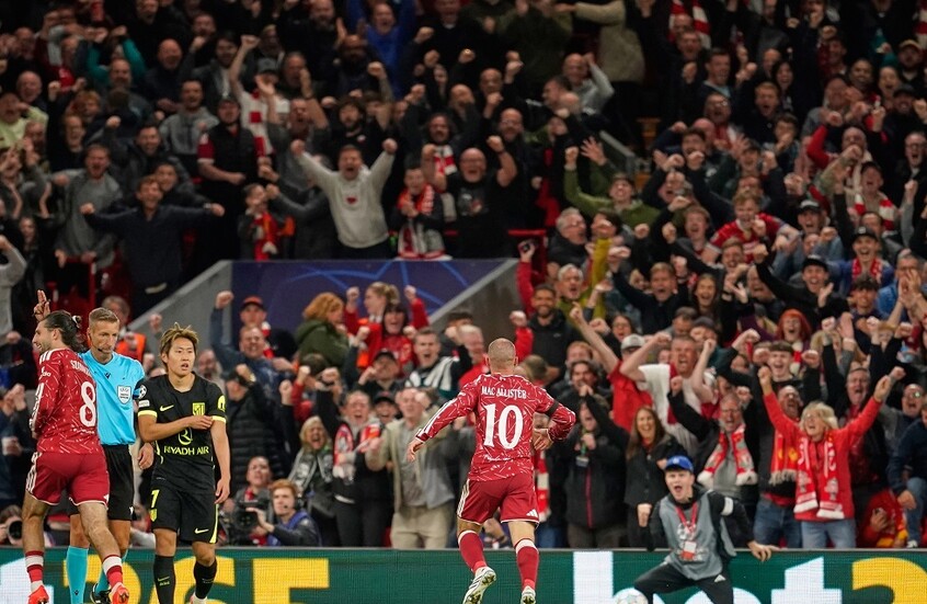 الأرجنتيني أليكسيس ماك اليستير يحتفل بهدفه في مرمى أتلتيكو مدريد