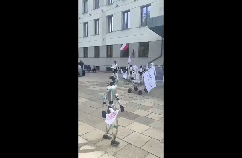 روبوتات تحتج على الذكاء الاصطناعي