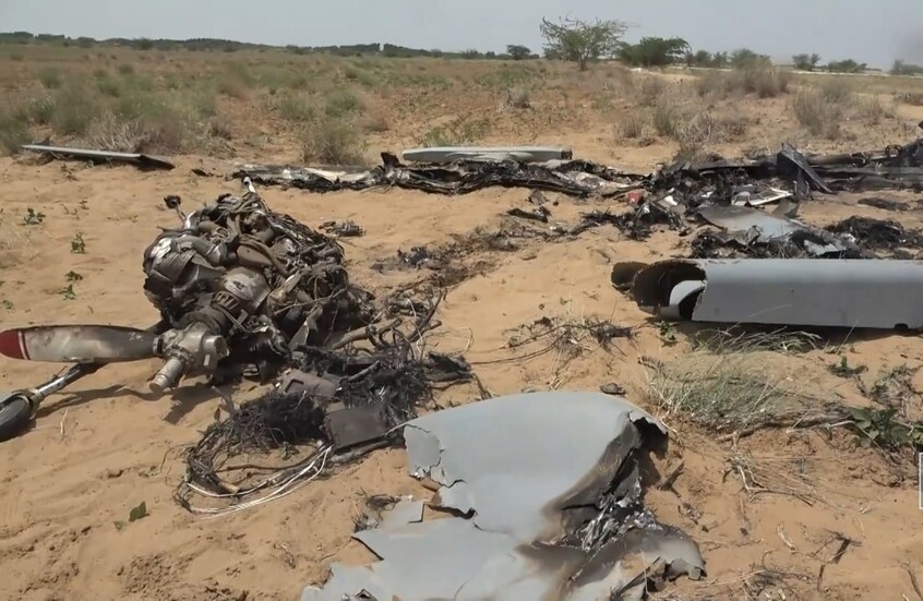 الإعلام الحربي للحوثيين ينشر صورا لحطام "كاريال" سعودية تم إسقاطها في حجة (صور)