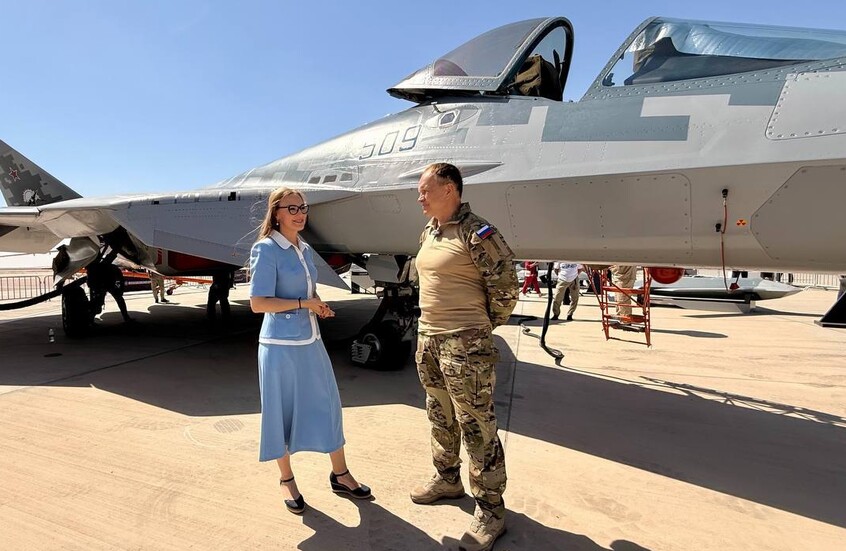 آنا كنيشينكو وكبير طياري شركة "سوخوي" وطيار الاختبارات سيرغي بوغدان أمام المقاتلة "سو-57 إي"