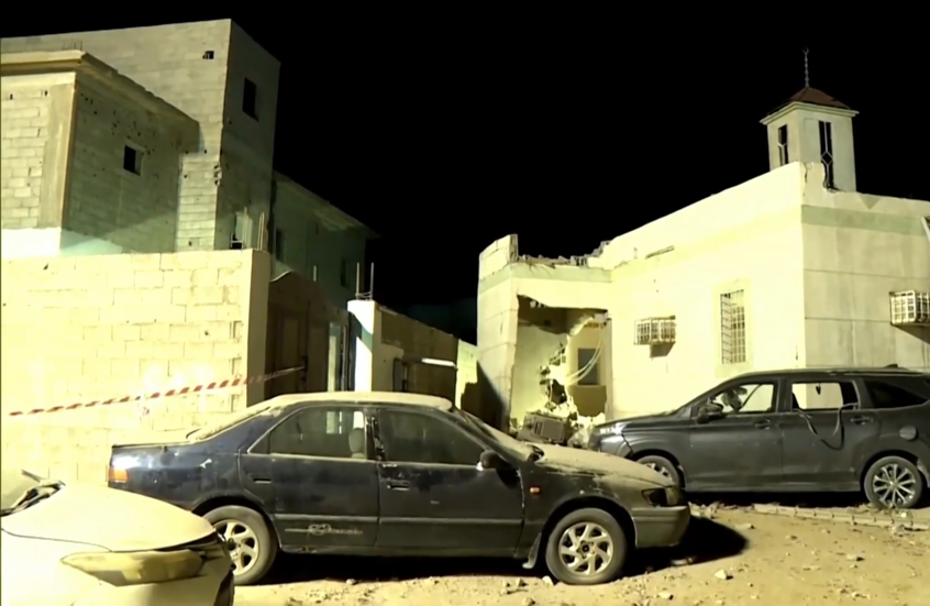 آثار سقوط قذيفة في محافظة الطوال السعودية