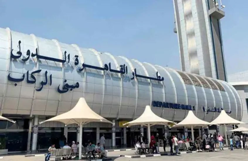 ما حقيقة ترحيل ممثلة أفلام إباحية من مطار القاهرة؟