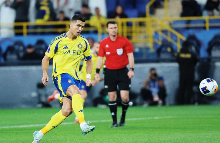 نجم نادي النصر السعودي رونالدو وهو ينفذ ركلة جزاء