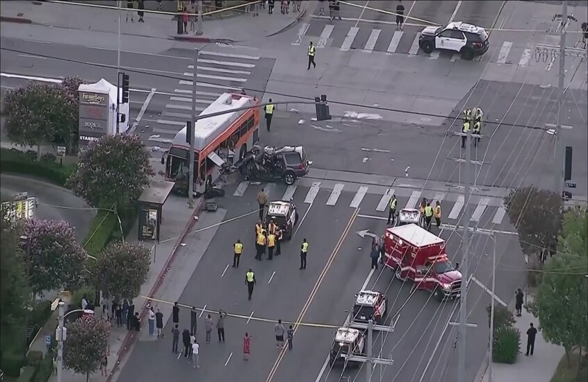 تحطم مروحية أثناء تغطية مباشرة لحادث مروري في لوس أنجلوس ومصرع 3 أشخاص (فيديو)