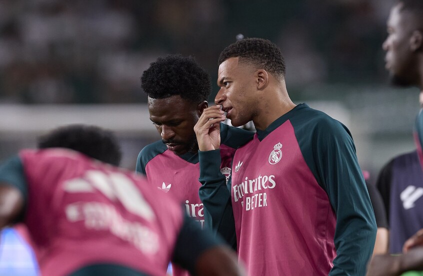 (من اليسار إلى اليمين) فينيسيوس جونيور وكيليان مبابي لاعبا نادي ريال مدريد يظهران في لقطة من المباراة التي جمعت بين نادي إلتشي وريال مدريد ضمن منافسات الدوري الإسباني لموسم 2026/2027