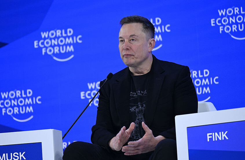 إيلون ماسك خلال إلقاء كلمة أمام المنتدى الاقتصادي العالمي دافوس، سويسرا - 22 يناير 2026