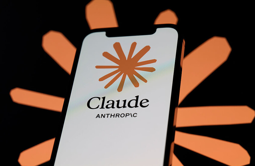 شعار تطبيق المساعد الذكي Claude من شركة "أنثروبيك" (Anthropic) على شاشة هاتف ذكي