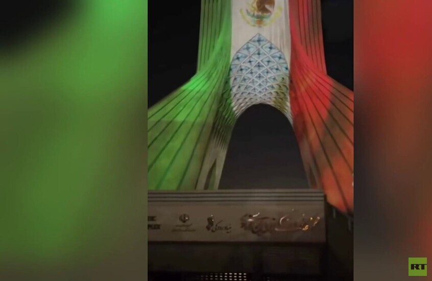 إيران.. برج آزادي في طهران يتزين بألوان علم المكسيك احتفالا بعيد استقلالها