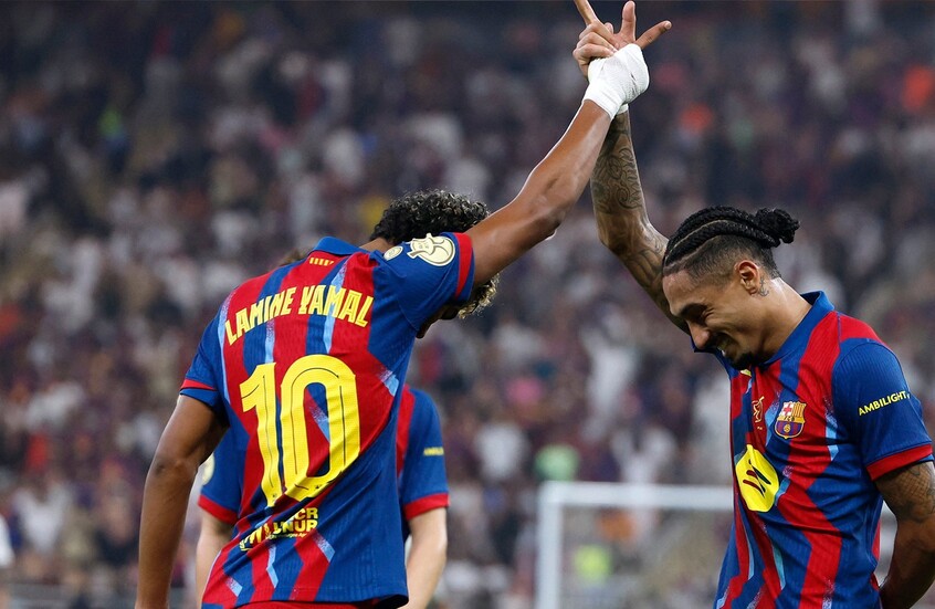 ثنائي برشلونة رافينيا  ولامين جمال في مباراة للبرسا ضمن الدوري الإسباني لكرة القدم