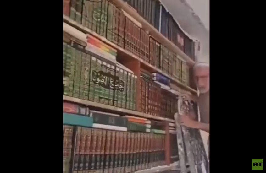 مسن سوري يحطم الجدار ويزيل غطاء ورقيا عن مكتبتهالتي أخفاها لسنوات