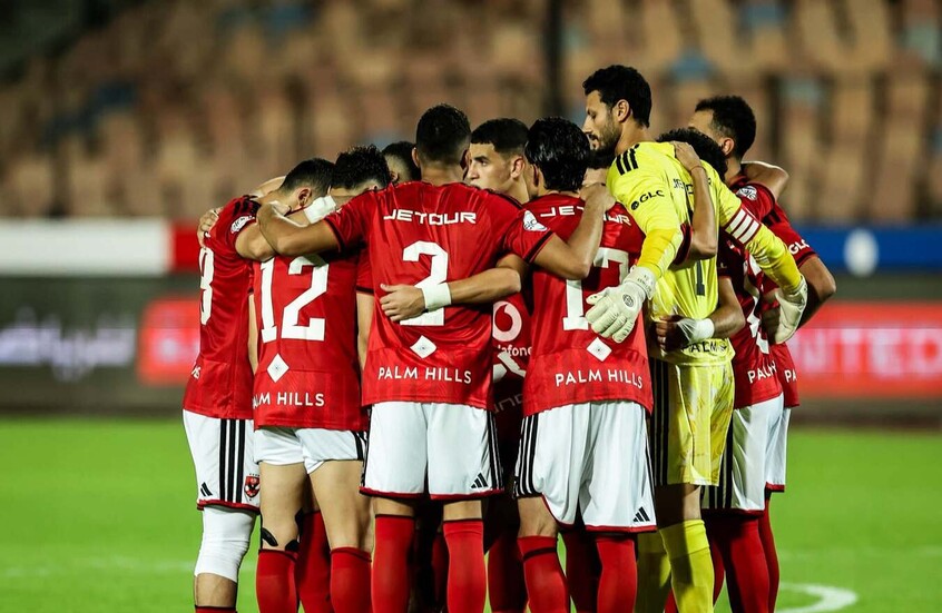 لاعبو الأهلي المصري على أرض الملعب قبل بدء صافرة المباراة