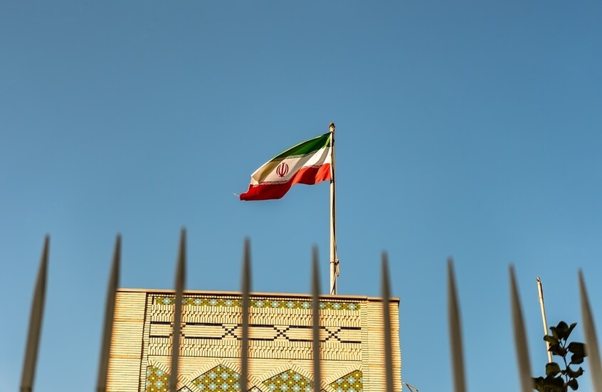 العلم الإيراني خلف الأسلاك الشائكة