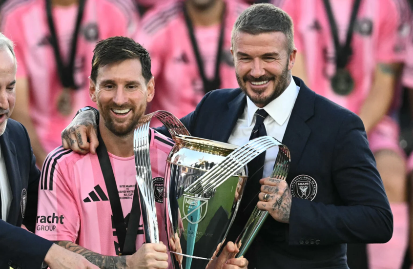 بيكهام وميسي عقب تتويج إنتر ميامي بكأس إحدى البطولات