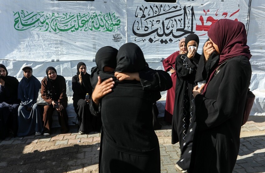 فلسطينيون يؤدون صلاة الجنازة  في باحة مستشفى ناصر بخان يونس