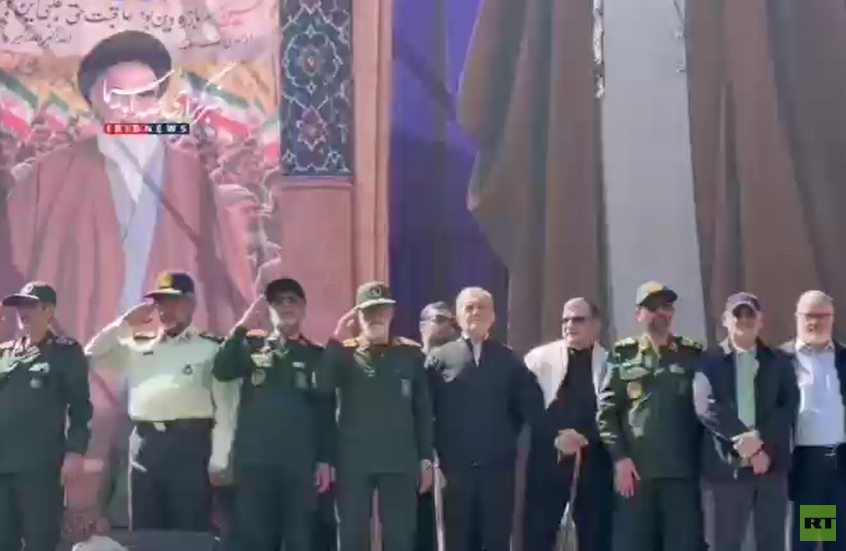 لقطة من فيديو لمشاركة بزشكيان في مناورات شعبية في طهران