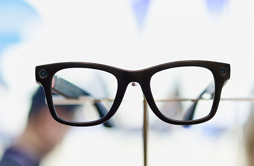 لقطة مقربة لنظارات Ray-Ban Meta Wayfarer الذكية (الجيل الثاني) باللون الأسود اللامع في جناح شركة "ميتا"