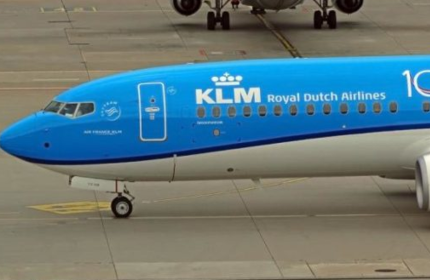 على مدرج إقلاع في مطار KLM في مطار