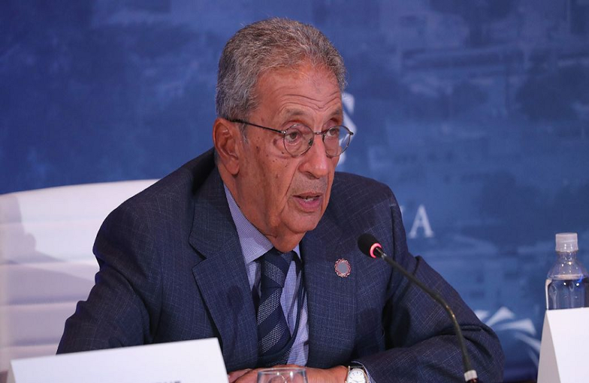 عمرو موسى متحدثا في أحد المؤتمرات