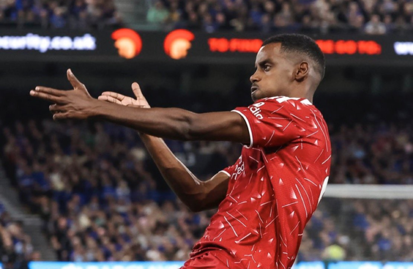 ليس محمد صلاح.. إيزاك يختار أفضل لاعب لعب بجواره (فيديو)