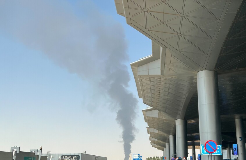 الدخان يتصاد من جانب مطار في الرياض