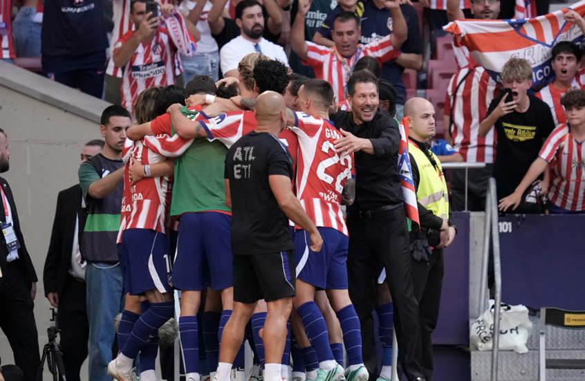 دييغو سيميوني يحتفل مع لاعبيه بهدف أتلتيكو الثاني في شباك ريال مدريد