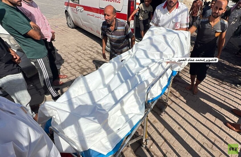 مسعفون ينقلون قتيلا بغزة