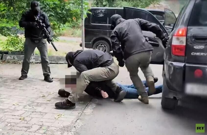 لحظة القبض على مشتبه بتحضيره لتفجير إرهابي في دونيتسك