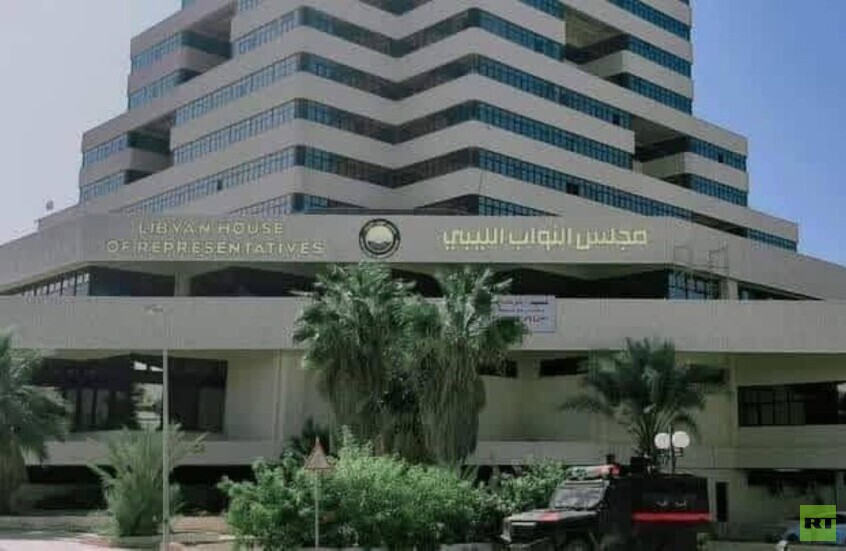 قوة عسكرية تطوق مقر مجلس النواب الليبي في بنغازي وسط تصعيد بشأن رئاسة عقيلة صالح - عاجل 