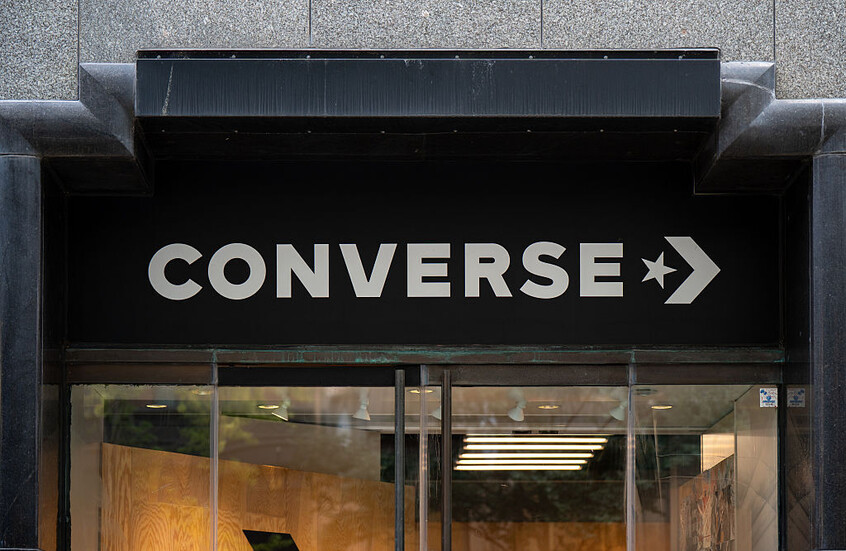 لافتة تحمل شعار "كونفيرس" (Converse) على مبنى متجر في شيكاغو