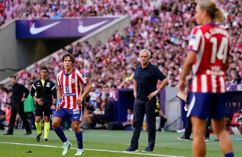 دهس شعار أتلتيكو مدريد.. مورينيو يثير الجدل بعد ديربي العاصمة (فيديو)
