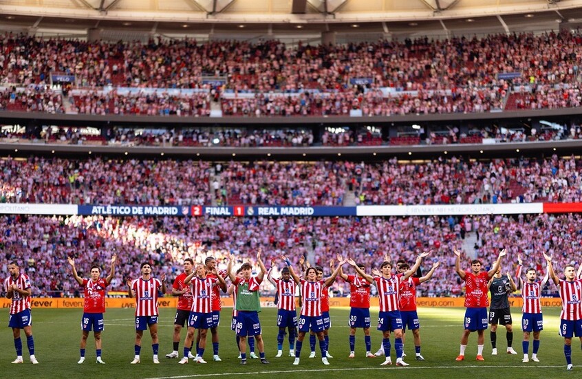 لاعبو أتلتيكو مدريد يحتفلون مع جماهيرهم بالفوز على ريال مدريد