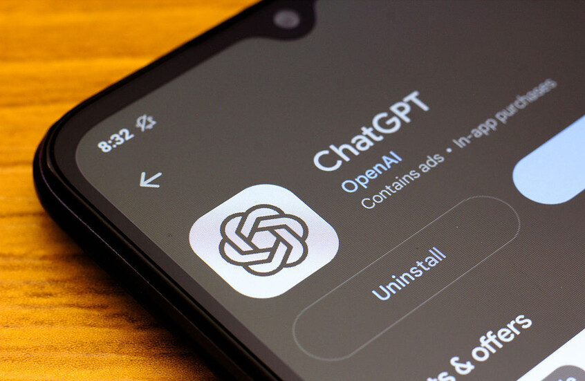 شعار ChatGPT باللون الأسود على خلفية بيضاء معروض على شاشة هاتف ذكي على متجر التطبيقات الرسمي Google Play