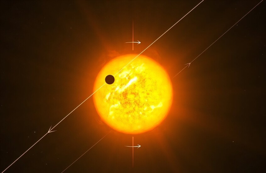 نجم متوهج بلون أصفر وبرتقالي ساطع يشبه الشمس في مركز الصورة، وعلى سطحه كوكب خارجي (Exoplanet) على شكل قرص دائري أسود صغير أثناء مروره (عبوره) أمام النجم