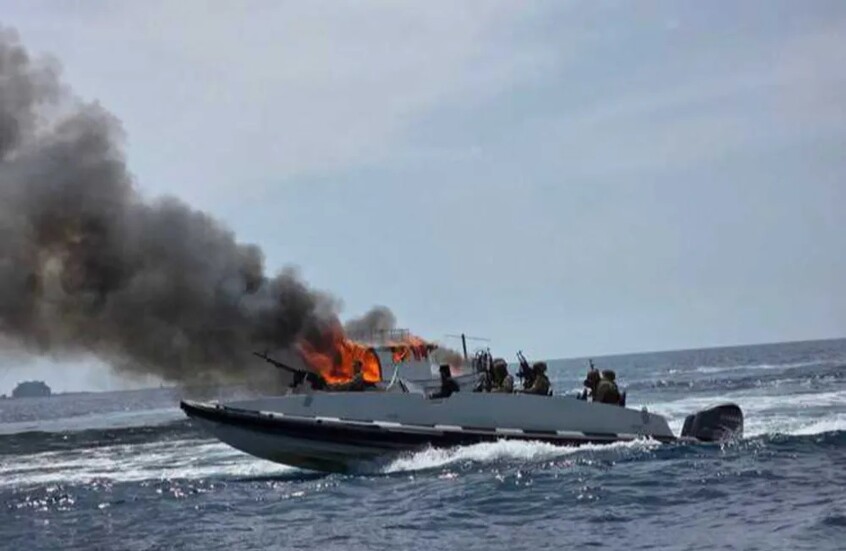 الدفاع السورية تحبط تهريباً بحرياً من سواحل اللاذقية وتوقف 21 شخصاً و3 مهربين