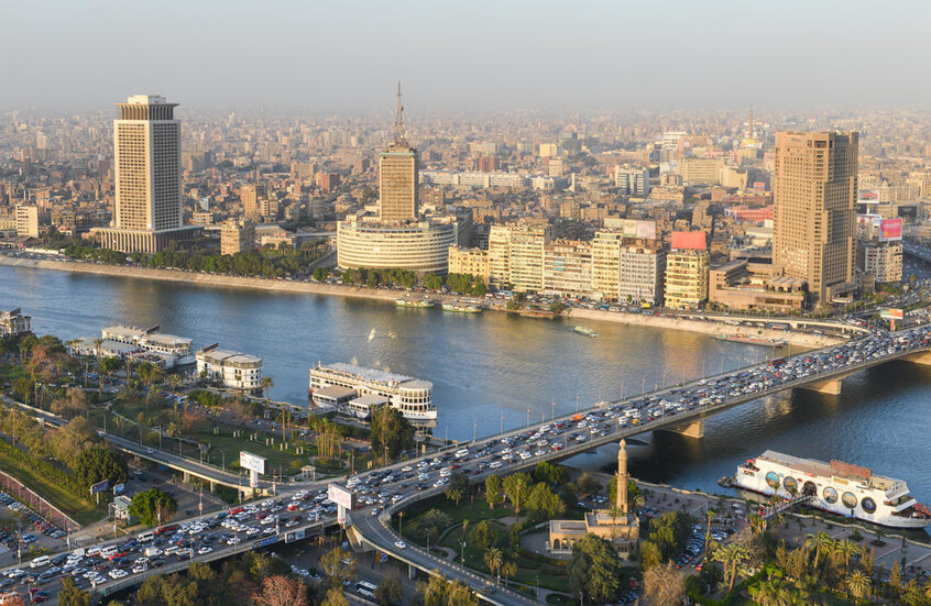 نهر النيل يجري في قلب العاصمة المصرية القاهرة ومبنى وزارة الخارجية القديم والإذاعة والتلفزيون